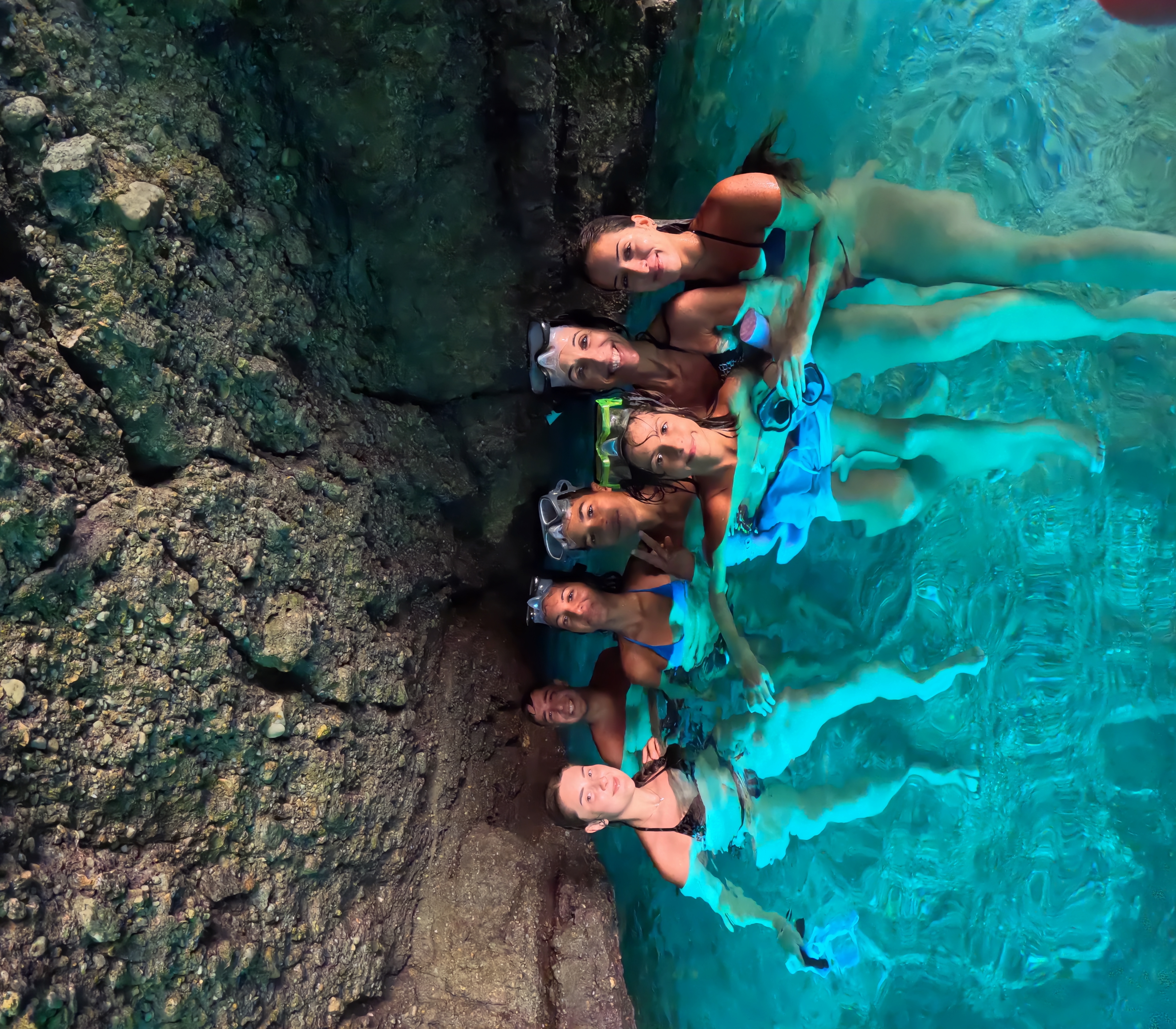 Ospiti nella grotta con acqua turchese