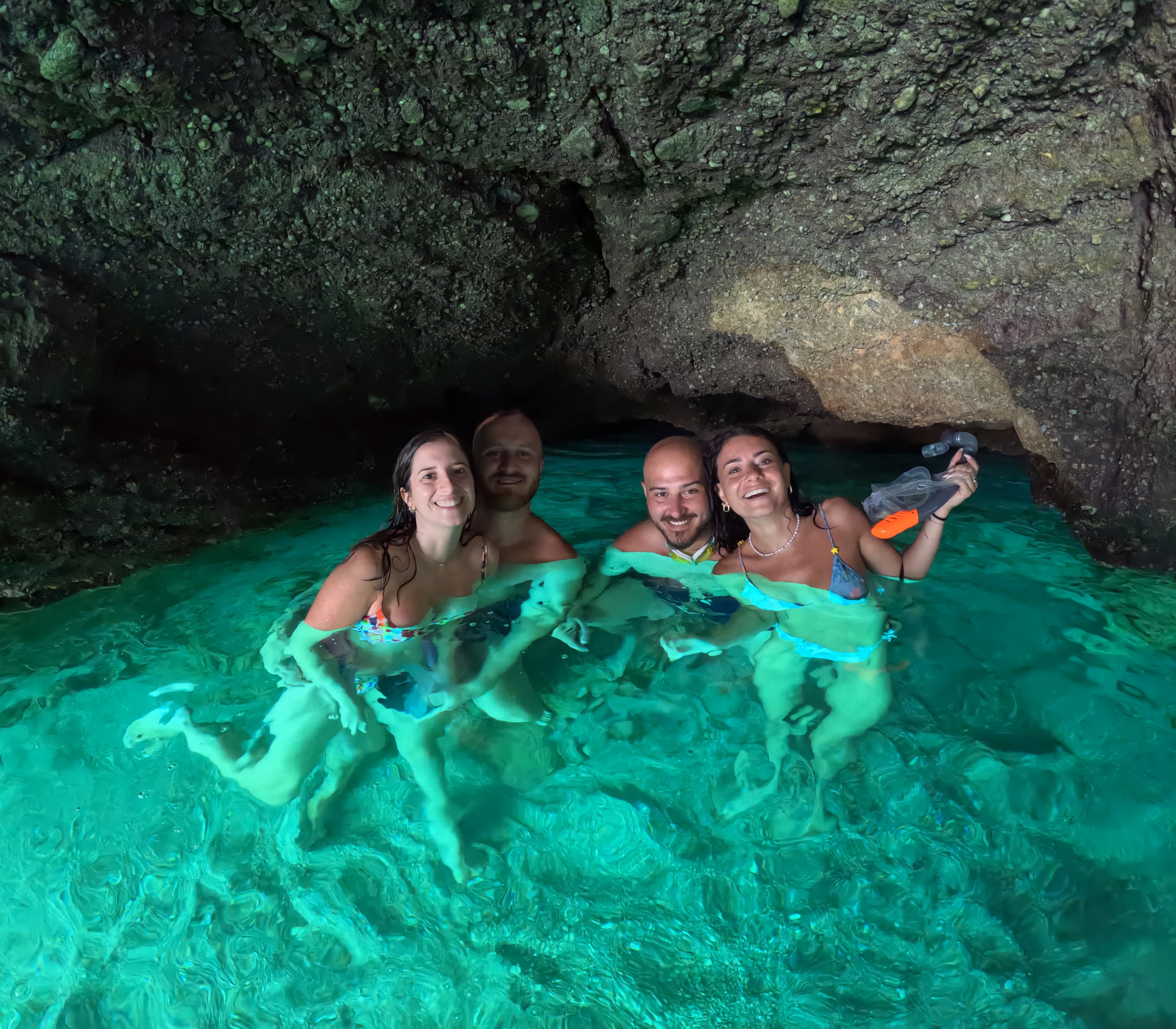 Piccolo gruppo di amici nella grotta turchese
