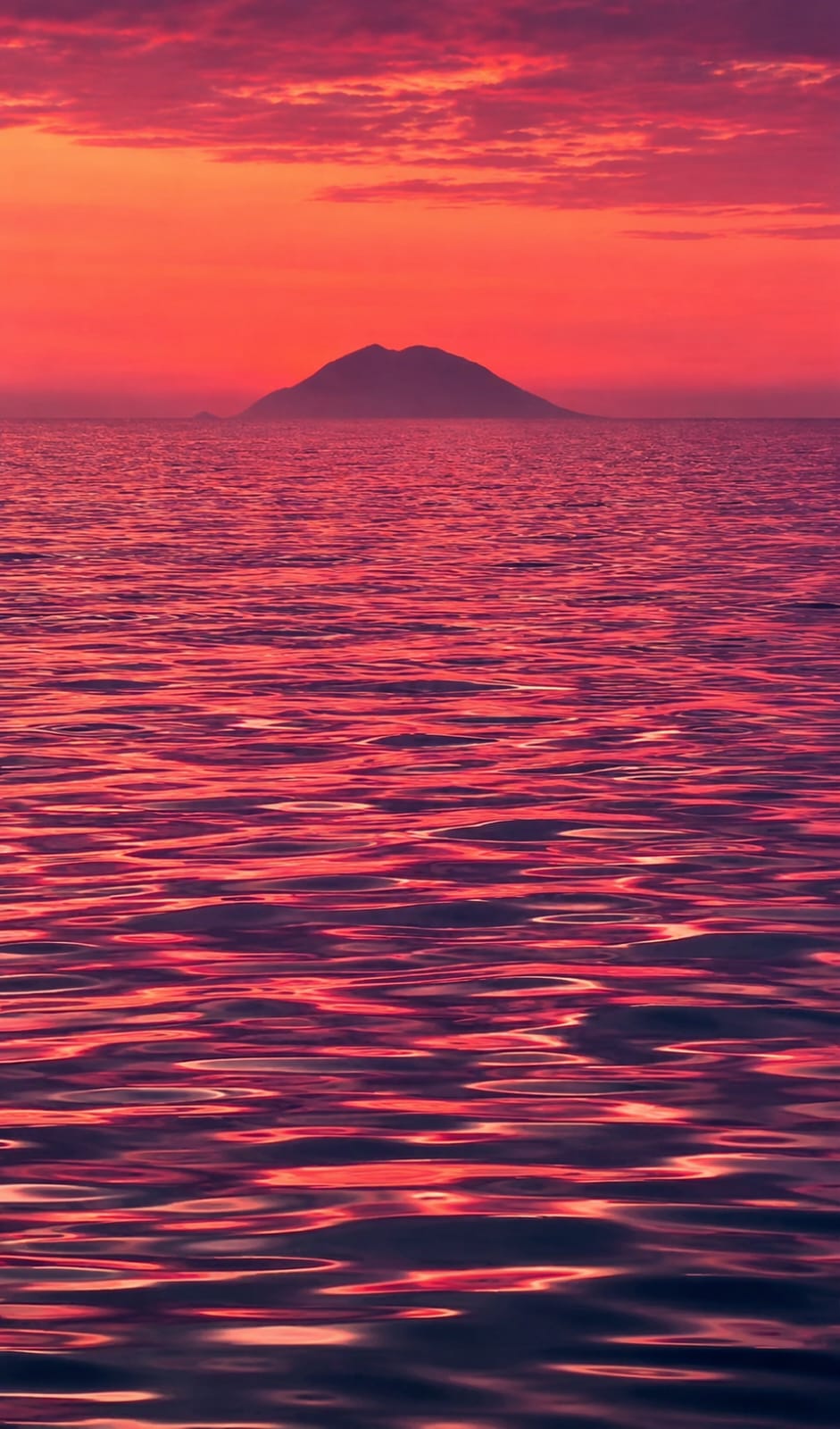 Tramonto reale sul mare con Stromboli all'orizzonte