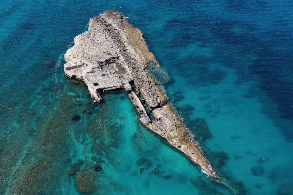 Vista aerea dell'antica peschiera romana di Sant'Irene nell'acqua turchese